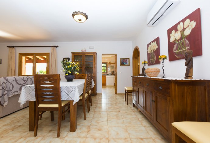 Living room and dining area . - Villa Esperanza . (Галерея фотографий) }}