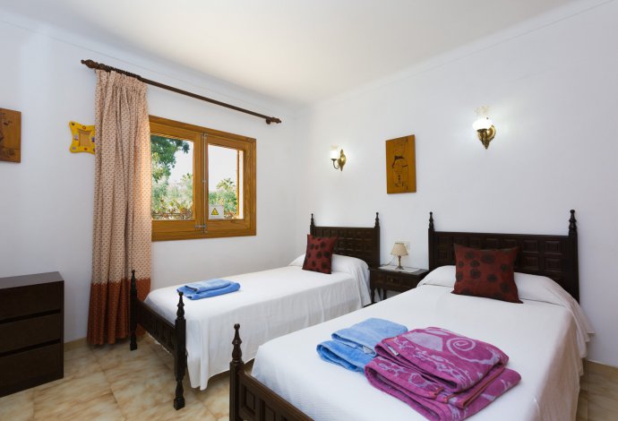 Twin bedroom with A/C . - Villa Esperanza . (Галерея фотографий) }}