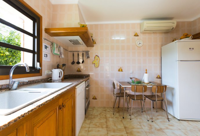 Equipped Kitchen with dining area . - Villa Esperanza . (Fotogalerie) }}