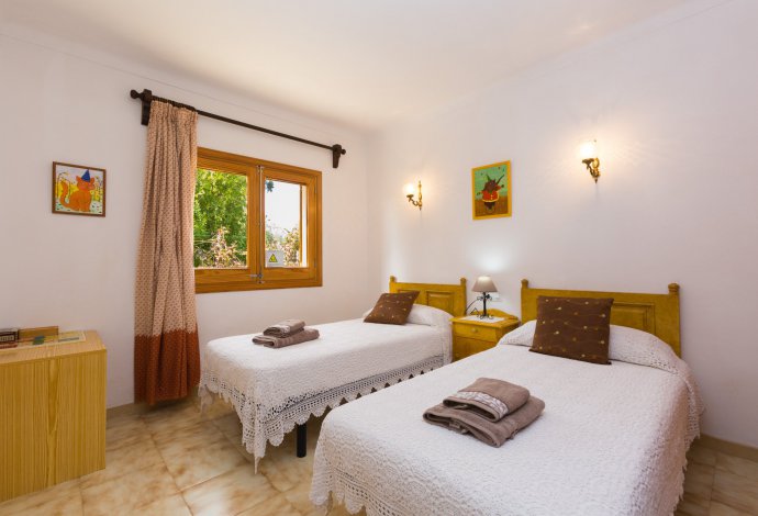 Twin bedroom with A/C . - Villa Esperanza . (Galleria fotografica) }}