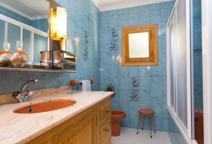 Bathroom with bath and overhead shower . - Villa Esperanza . (Photo Gallery) }}