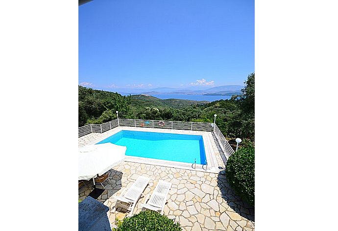 Private pool with terrace area . - Villa Marialetta . (Fotogalerie) }}