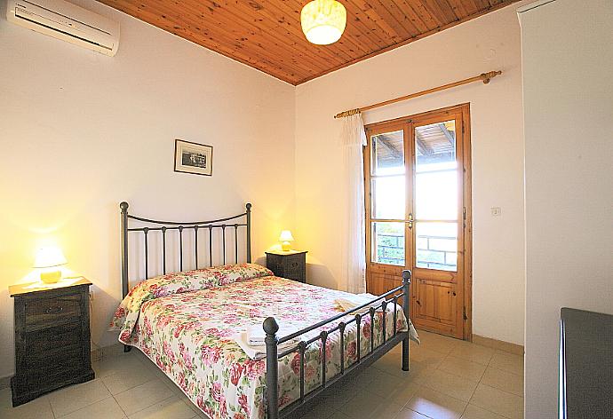 Double bedroom with A/C and balcony access . - Villa Marialetta . (Fotogalerie) }}