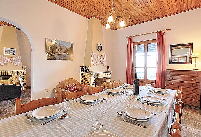 Dining area . - Villa Marialetta . (Fotogalerie) }}