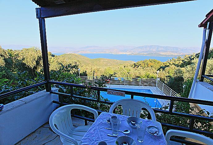 Balcony with views . - Villa Marialetta . (Fotogalerie) }}