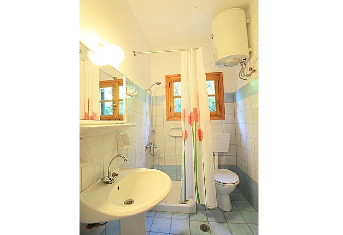 Bathroom with shower . - Villa Marialetta . (Fotogalerie) }}