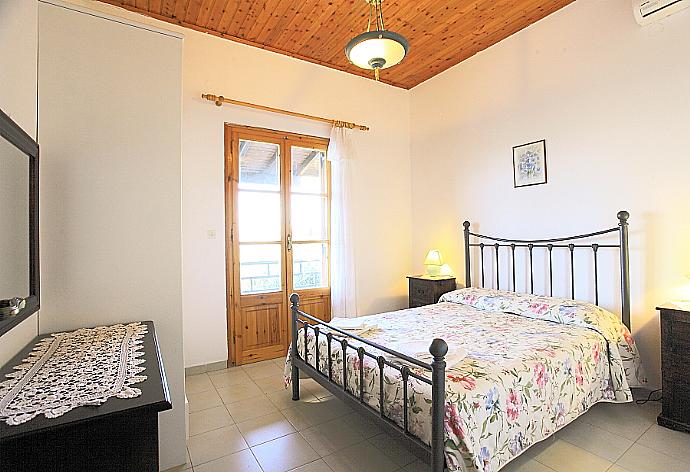Double bedroom with A/C and balcony access . - Villa Marialetta . (Fotogalerie) }}