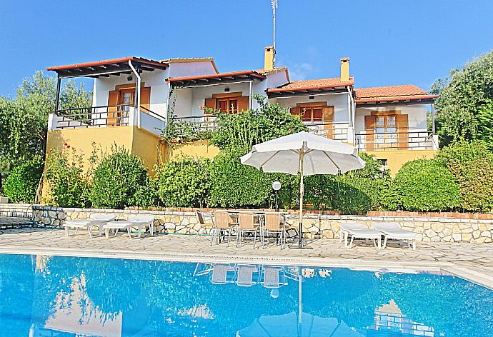 Private pool with terrace area . - Villa Marialetta . (Fotogalerie) }}