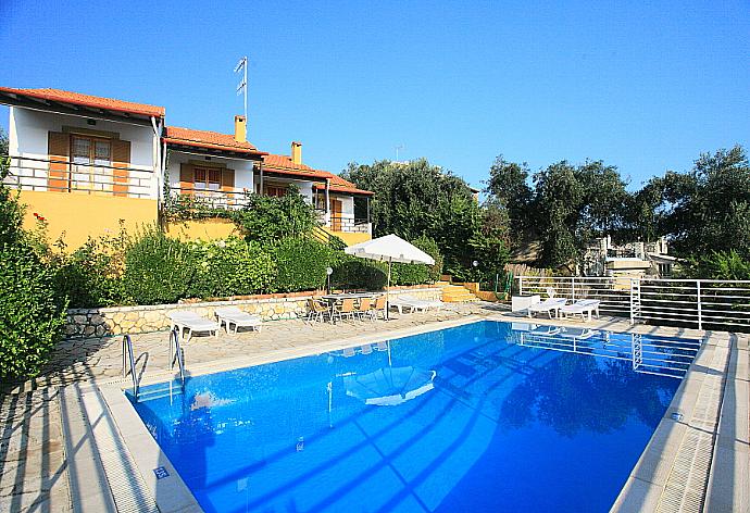 Private pool with terrace area . - Villa Marialetta . (Fotogalerie) }}