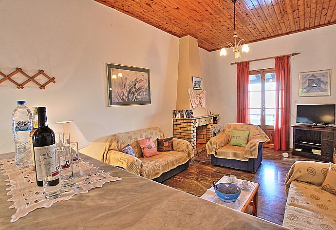Open plan living room with WiFi, TV and DVD player . - Villa Marialetta . (Fotogalerie) }}