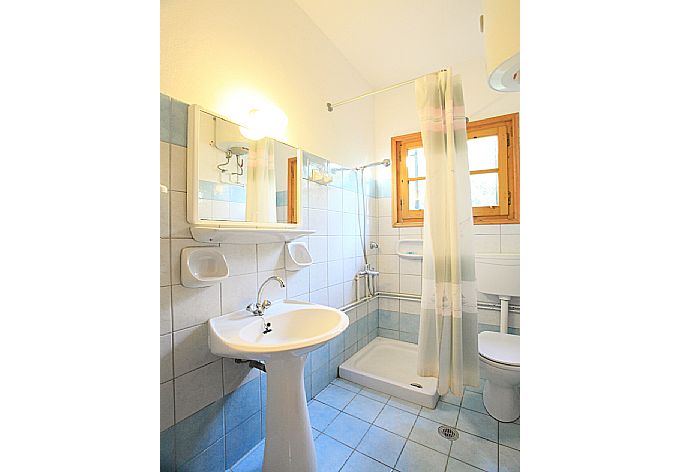 Bathroom with shower . - Villa Marialetta . (Fotogalerie) }}