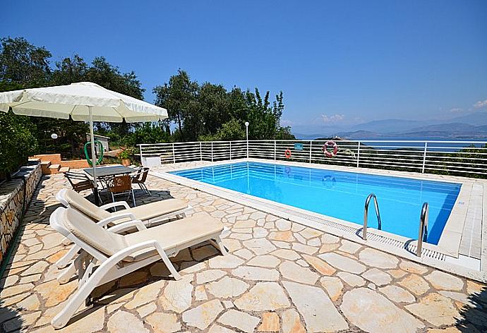 Private pool with terrace area . - Villa Marialetta . (Fotogalerie) }}