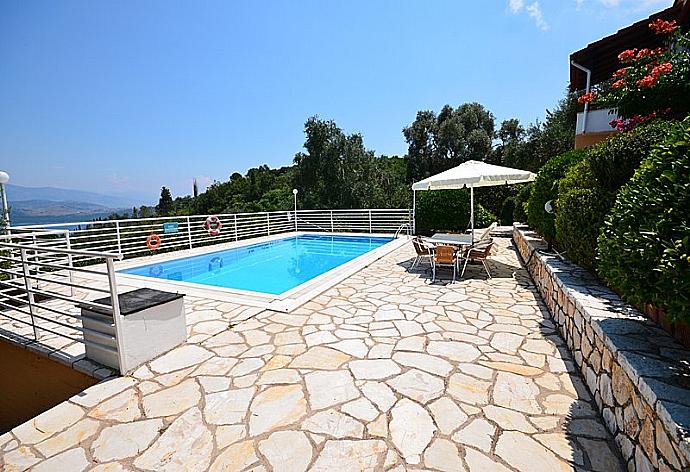 Private pool with terrace area . - Villa Marialetta . (Fotogalerie) }}