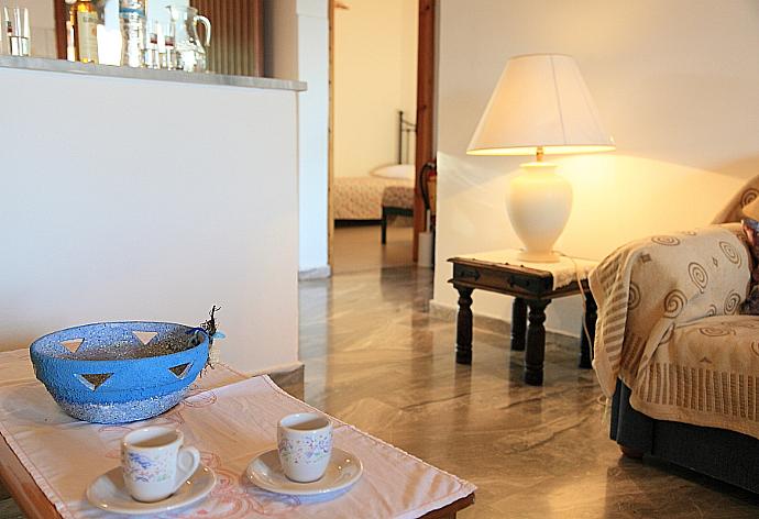 Open plan living room with WiFi, TV and DVD player . - Villa Marialetta . (Fotogalerie) }}
