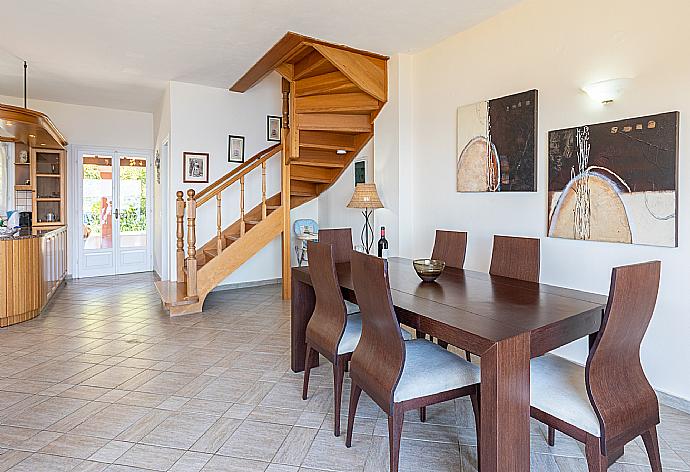 Open-plan living room with sofa, dining area, kitchen, WiFi internet, and balcony access with sea views . - Villa Vasso . (Galería de imágenes) }}