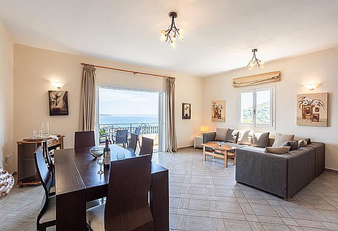 Open-plan living room with sofa, dining area, kitchen, WiFi internet, and balcony access with sea views . - Villa Vasso . (Galería de imágenes) }}