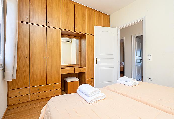 Twin bedroom with A/C . - Villa Vasso . (Fotogalerie) }}