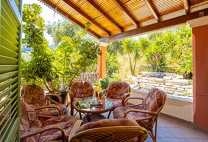 Sheltered terrace area . - Villa Vasso . (Photo Gallery) }}