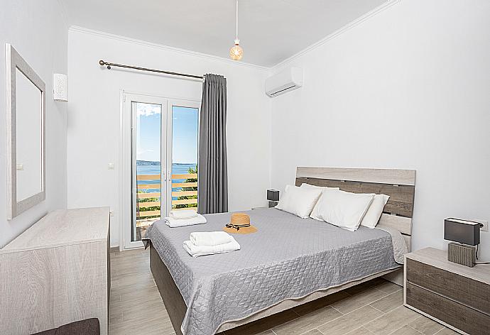 Double bedroom with A/C and sea views . - Villa Vasso . (Photo Gallery) }}