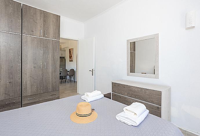 Double bedroom with A/C and sea views . - Villa Vasso . (Photo Gallery) }}