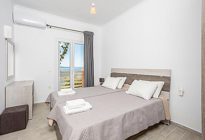 Twin bedroom with A/C and sea views . - Villa Vasso . (Fotogalerie) }}