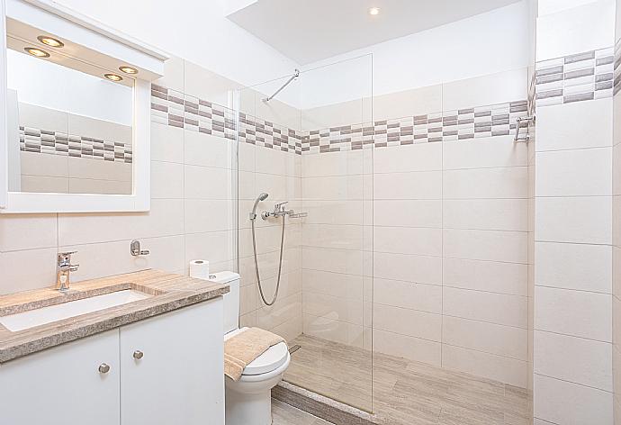 Family bathroom with shower . - Villa Vasso . (Photo Gallery) }}