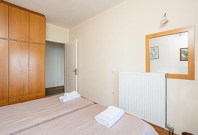 Twin bedroom with A/C and balcony access with panoramic sea views . - Villa Vasso . (Galleria fotografica) }}