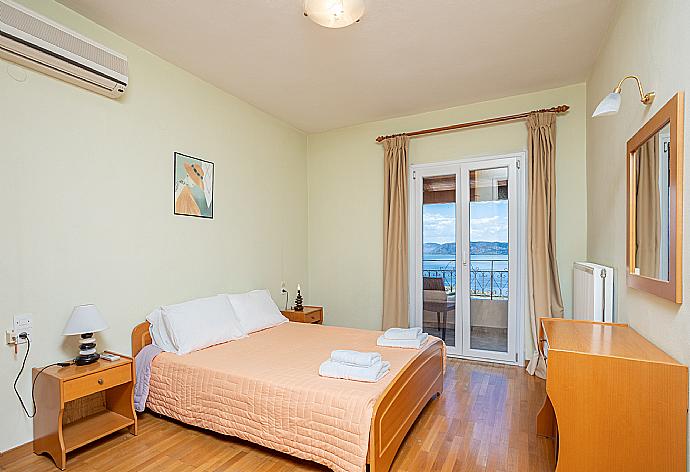Double bedroom with A/C and balcony access with panoramic sea views . - Villa Vasso . (Галерея фотографий) }}