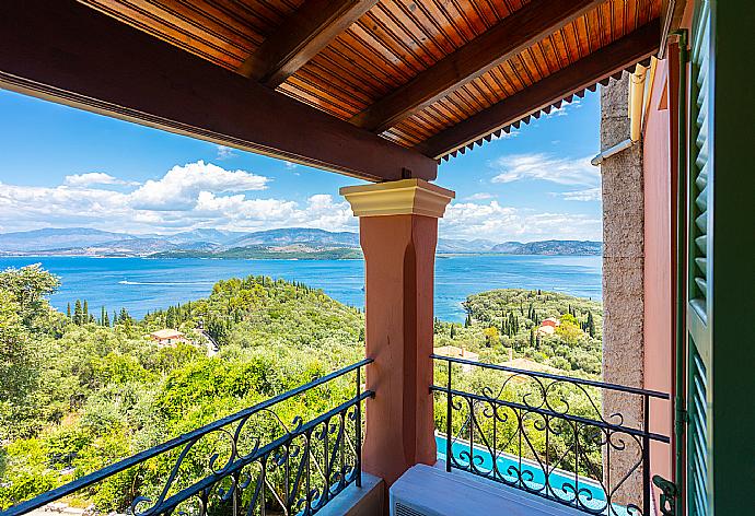 Balcony with sea views . - Villa Vasso . (Photo Gallery) }}