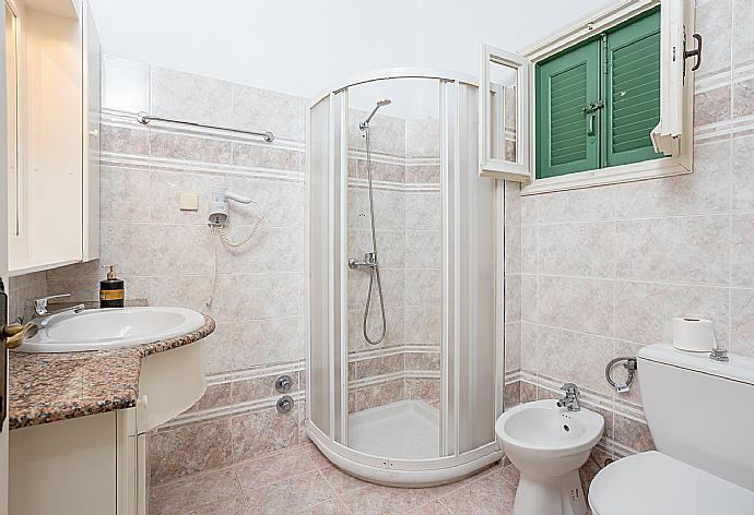 Family bathroom with shower . - Villa Vasso . (Fotogalerie) }}