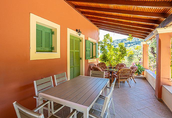 Sheltered terrace area . - Villa Vasso . (Photo Gallery) }}