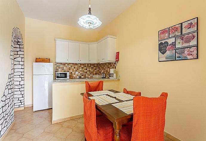 Living area with dining area, kitchen, TV, and terrace access . - Villa Thespina . (Γκαλερί Φωτογραφιών) }}