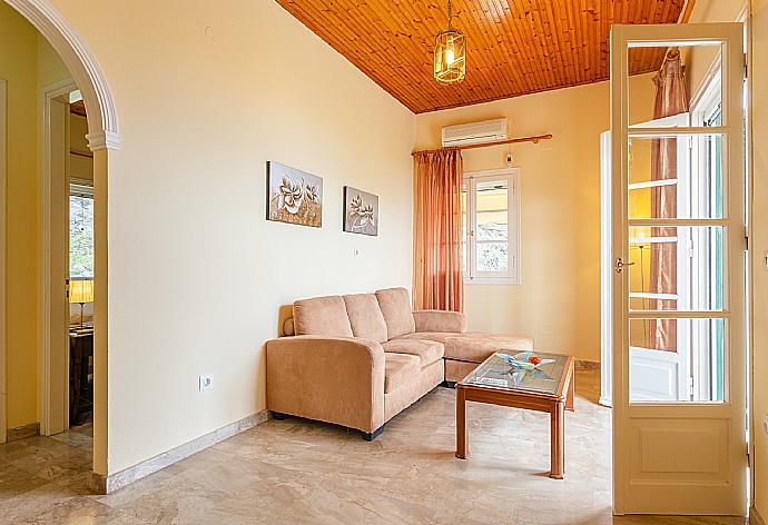Living area with sofa, A/C, and balcony access with sea views . - Villa Thespina . (Γκαλερί Φωτογραφιών) }}