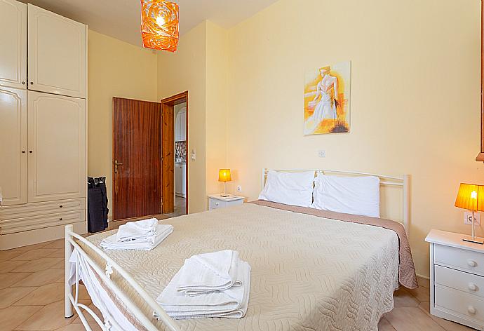 Double bedroom with A/C and terrace access with sea views . - Villa Thespina . (Γκαλερί Φωτογραφιών) }}