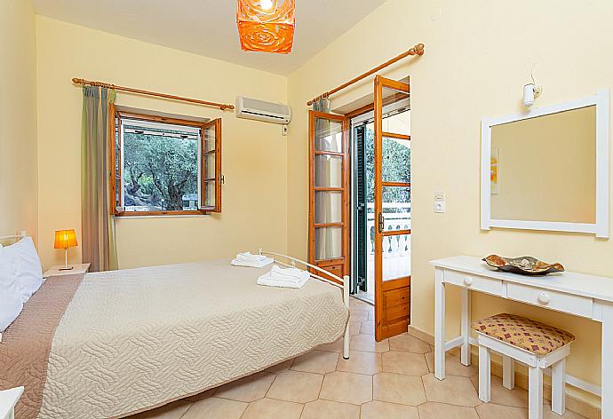 Double bedroom with A/C and terrace access with sea views . - Villa Thespina . (Γκαλερί Φωτογραφιών) }}