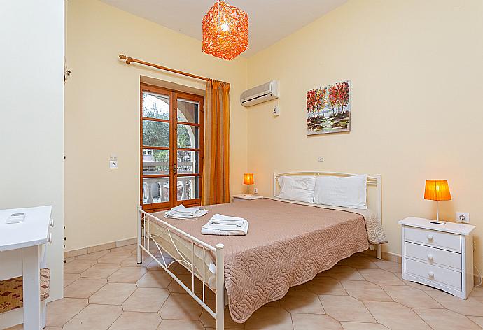 Double bedroom with A/C and terrace access . - Villa Thespina . (Photo Gallery) }}