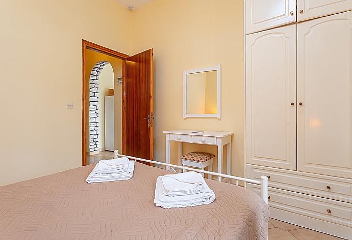 Double bedroom with A/C and terrace access . - Villa Thespina . (Γκαλερί Φωτογραφιών) }}