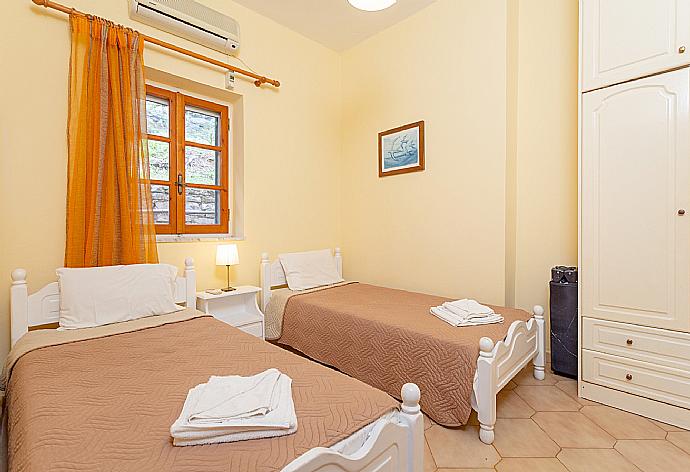 Twin bedroom with A/C and terrace access . - Villa Thespina . (Галерея фотографий) }}