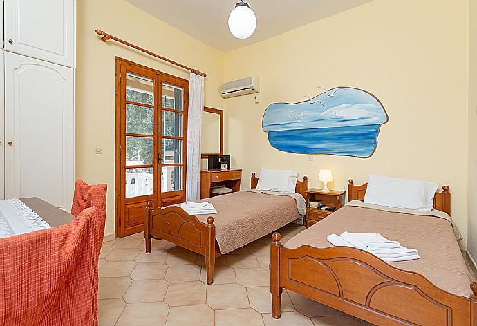 Twin bedroom with dining area, kitchen, A/C, TV, and terrace access . - Villa Thespina . (Galería de imágenes) }}