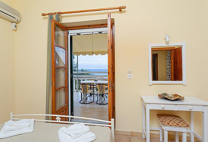 Double bedroom with A/C and terrace access with sea views . - Villa Thespina . (Galerie de photos) }}