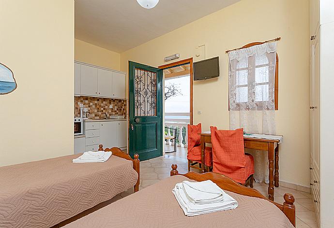 Twin bedroom with dining area, kitchen, A/C, TV, and terrace access . - Villa Thespina . (Photo Gallery) }}