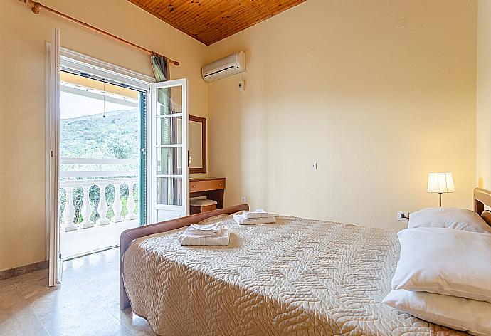 Double bedroom with A/C and balcony access . - Villa Thespina . (Γκαλερί Φωτογραφιών) }}