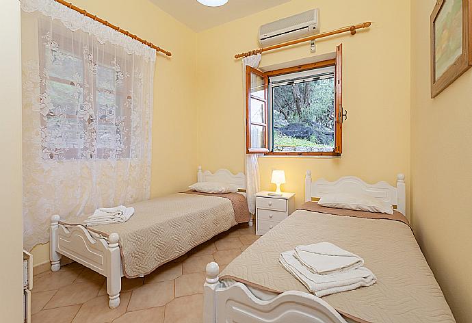 Twin bedroom with A/C . - Villa Thespina . (Photo Gallery) }}