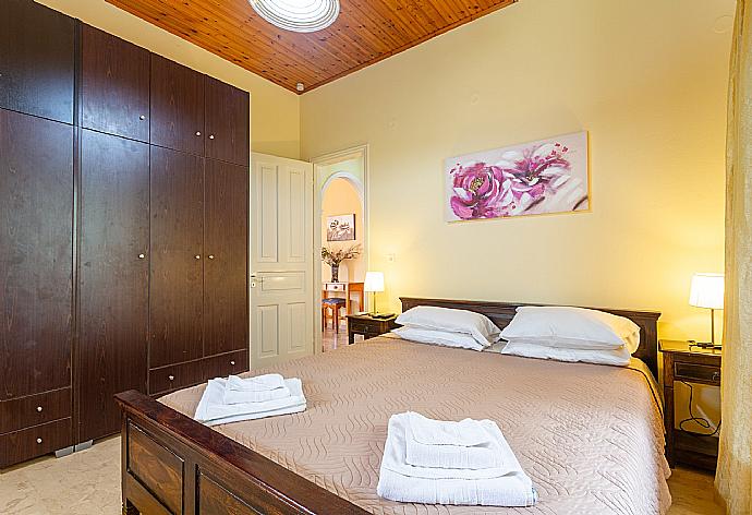 Double bedroom with A/C . - Villa Thespina . (Γκαλερί Φωτογραφιών) }}
