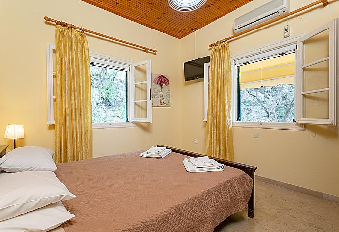 Double bedroom with A/C . - Villa Thespina . (Photo Gallery) }}