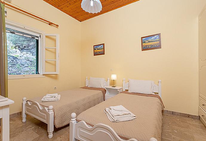 Twin bedroom with A/C . - Villa Thespina . (Γκαλερί Φωτογραφιών) }}