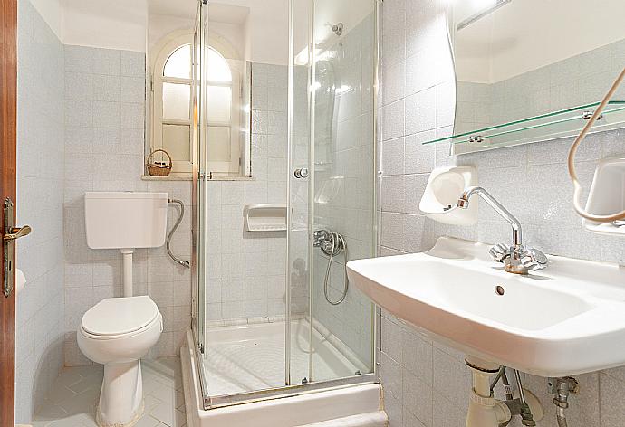 Bathroom with shower . - Villa Thespina . (Γκαλερί Φωτογραφιών) }}