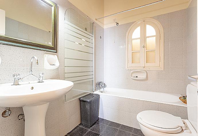 Bathroom with bath and shower . - Villa Thespina . (Γκαλερί Φωτογραφιών) }}