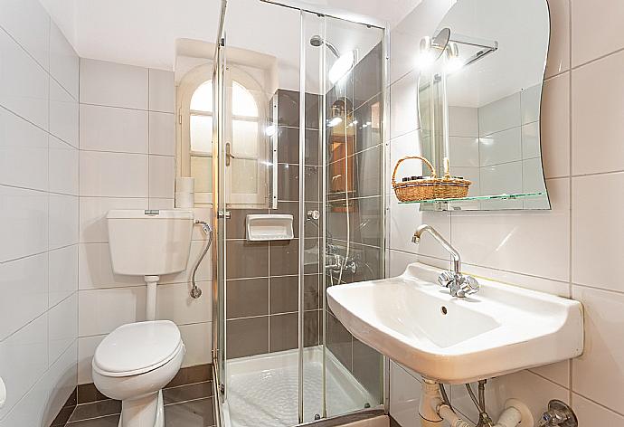 Bathroom with shower . - Villa Thespina . (Γκαλερί Φωτογραφιών) }}
