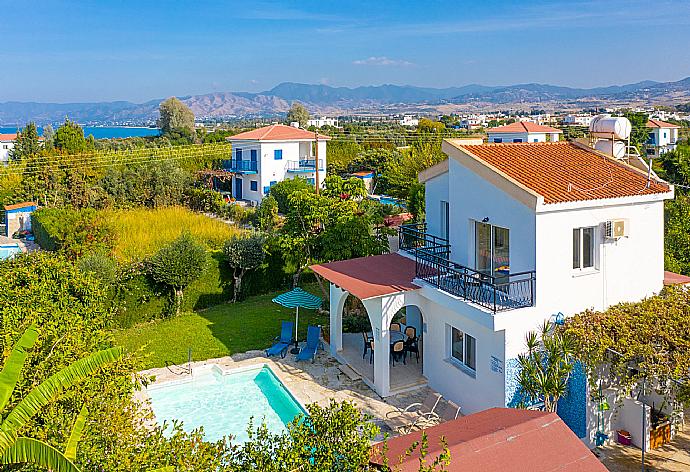 Aerial view of Sun Beach Villa Tria . - Sun Beach Villa Tria . (Galería de imágenes) }}